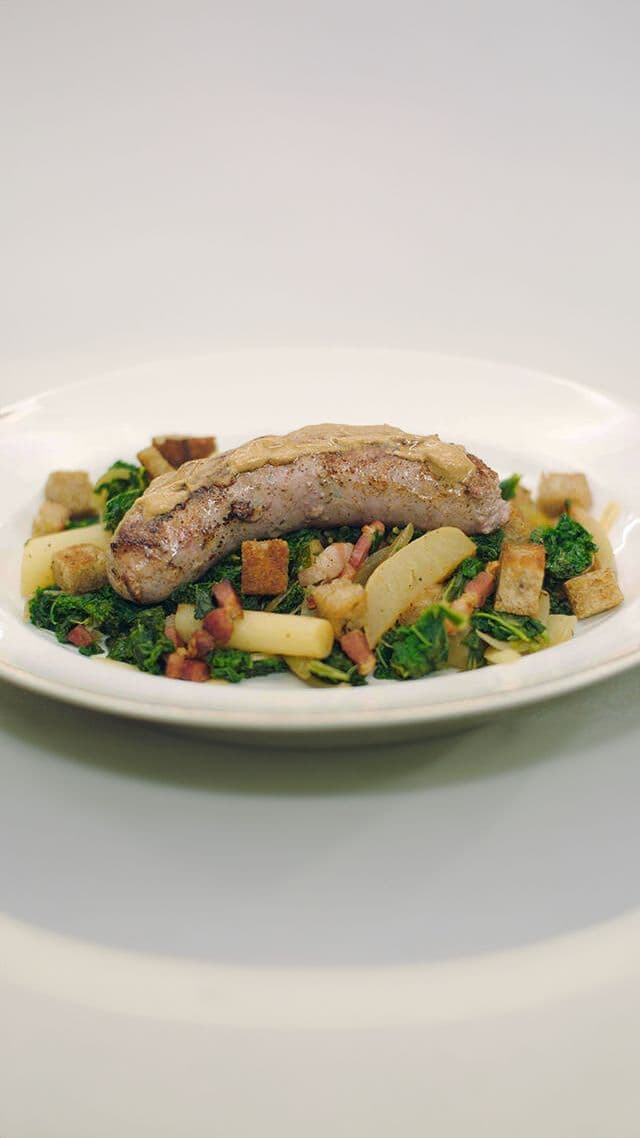 Boerenworst met gestoofde groenten, spek en broodcroutons