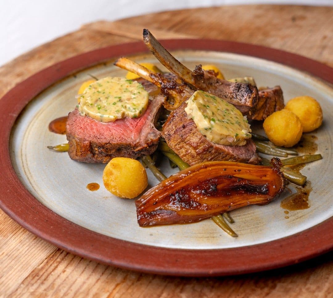 Lamskroon met ansjovisboter, boontjes en pommes noisettes