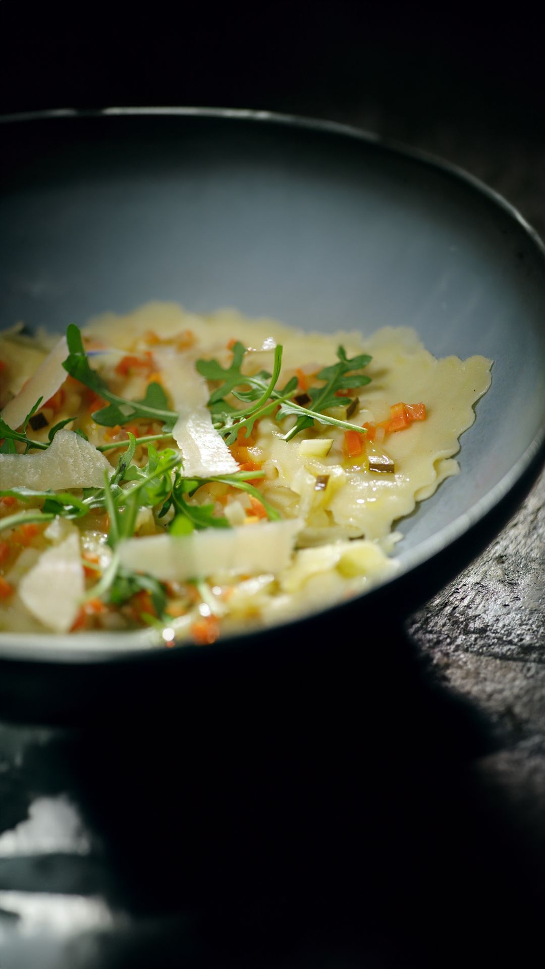 Ravioli met cottage cheese en artisjokken en een groentevinaigrette