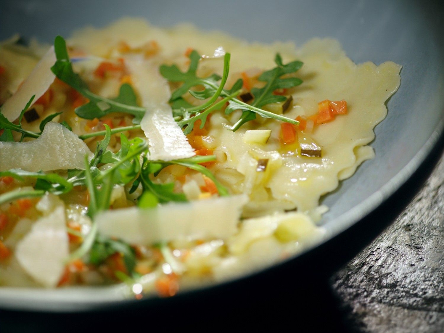 Ravioli met cottage cheese en artisjokken en een groentevinaigrette
