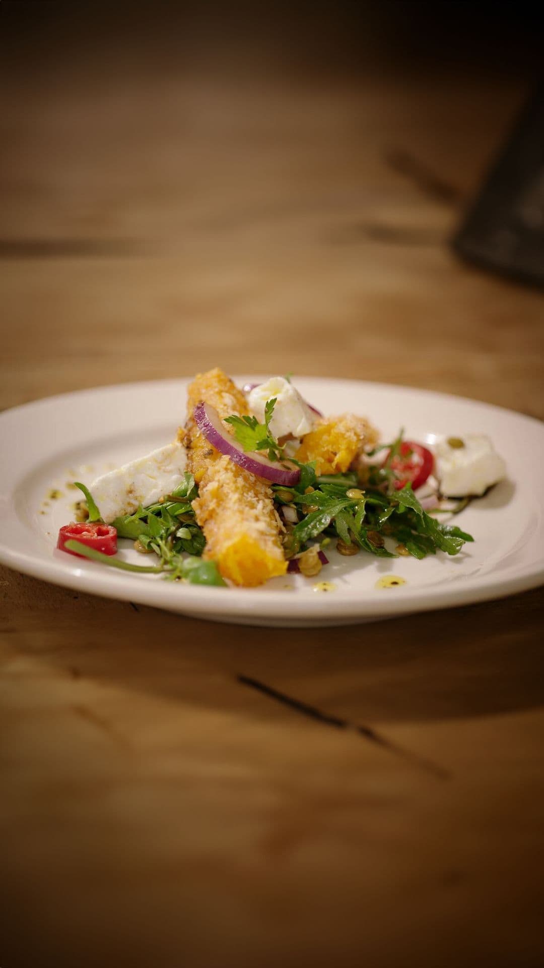 Winterse salade met pompoen, linzen en feta