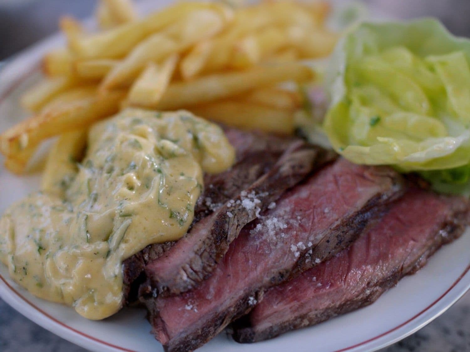 Steak-friet met sla en bearnaise