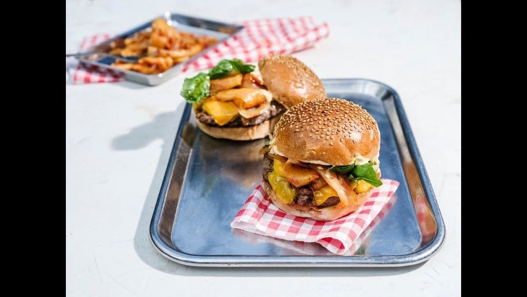 Smashed burger met kimchi van witloof