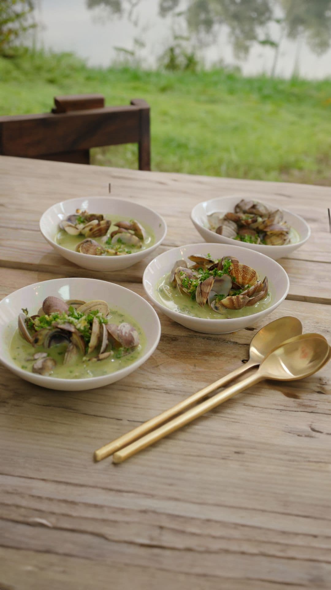 Rucola- en courgettesoep met venusschelpen