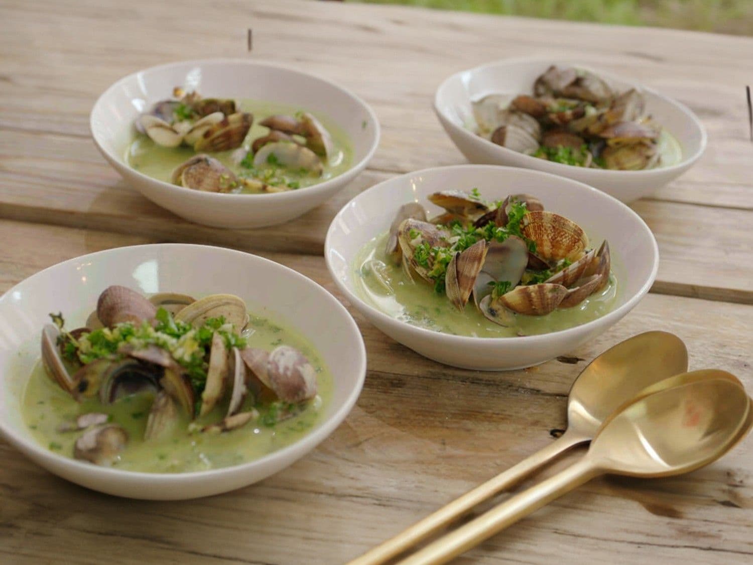 Rucola- en courgettesoep met venusschelpen