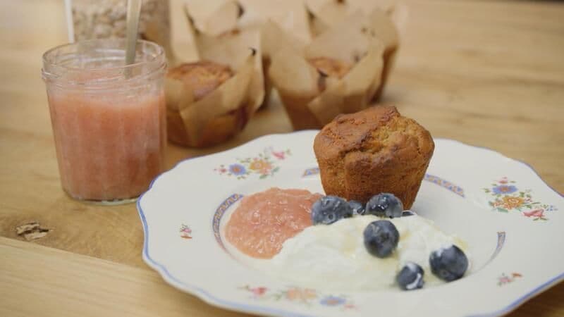 Rabarberconfituur met gember en ontbijtmuffins met muesli