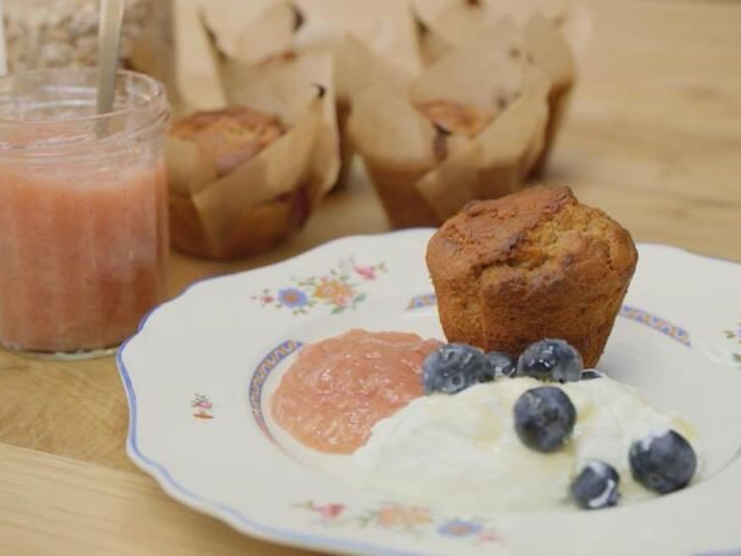 Rabarberconfituur met gember en ontbijtmuffins met muesli