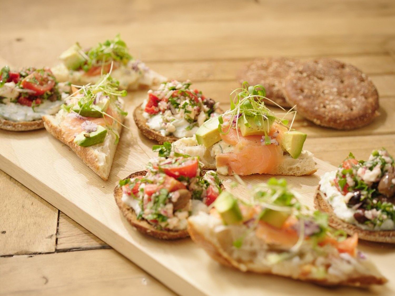Broodje met griekse salade en ciabatta met eiersla, avocado en gerookte zalm