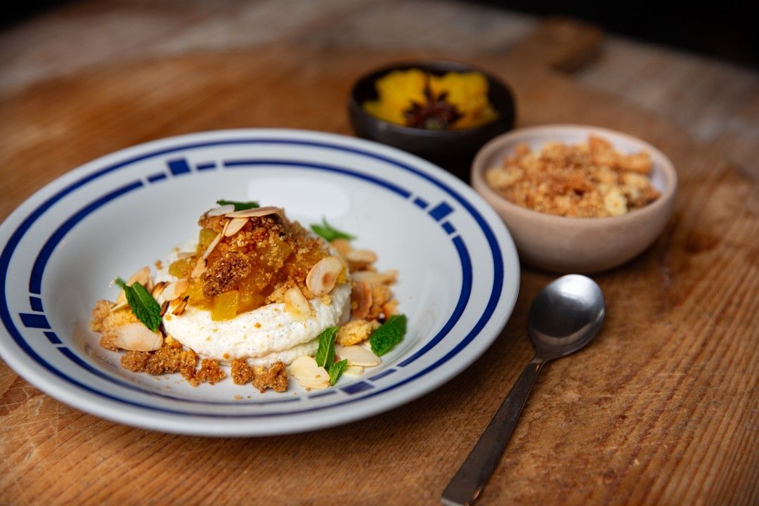 Griesmeelpap met ananas en amandelcrumble