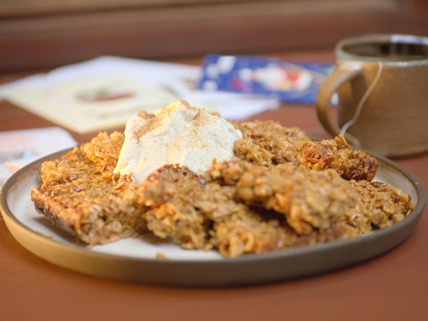 Flapjacks met kardemom-kaneelroom