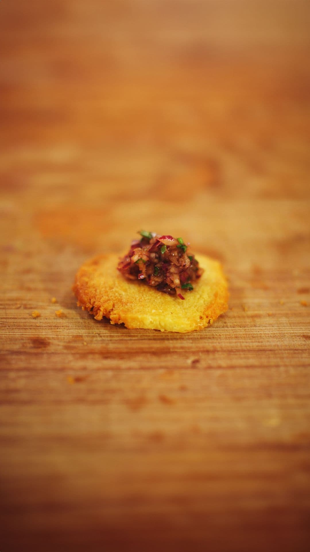 Kaaskoekjes met salsa van rode ui