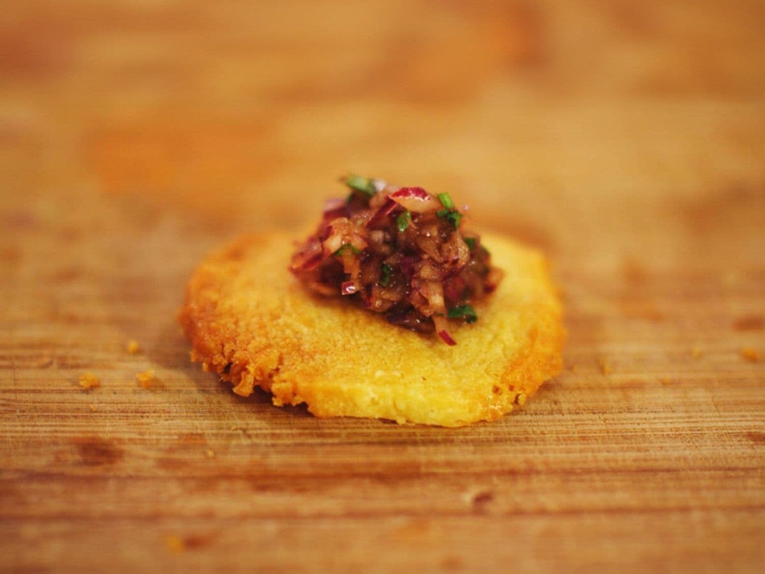 Kaaskoekjes met salsa van rode ui