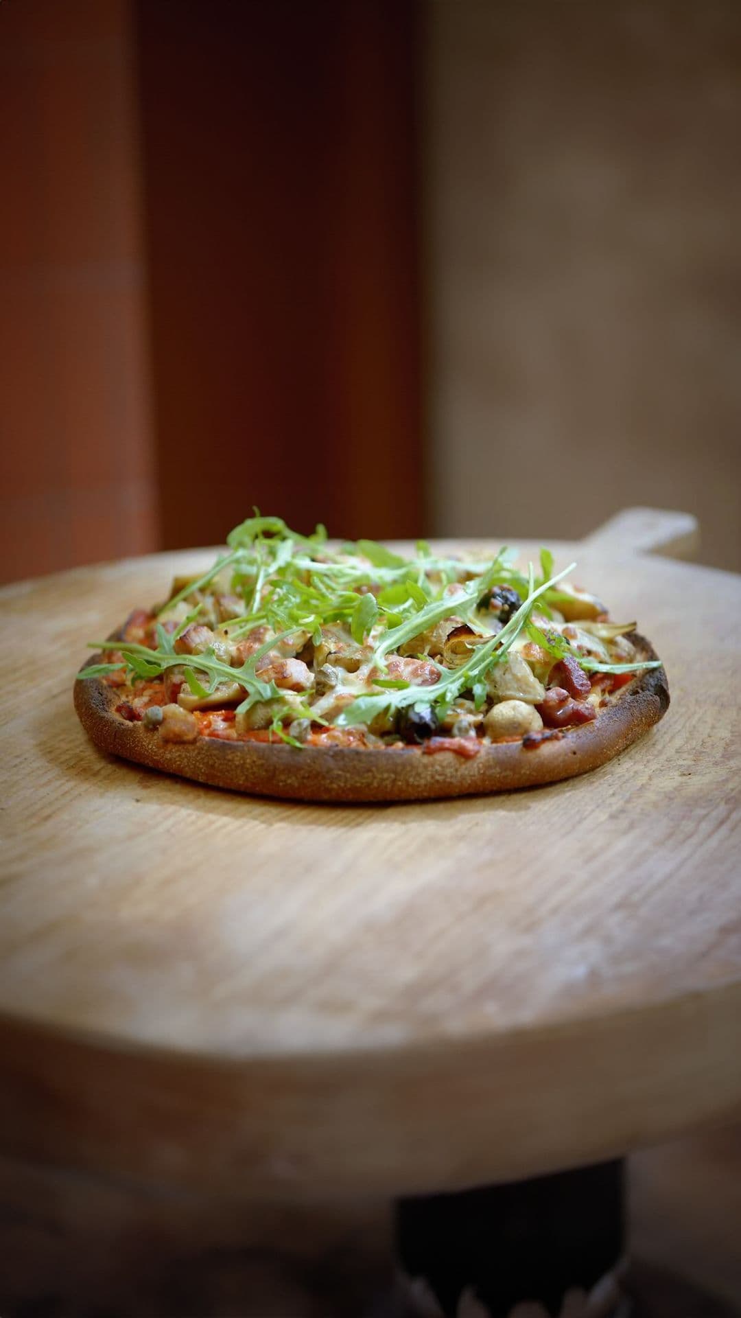 Broodpizza met tomatentapenade, champignons en gekookte ham