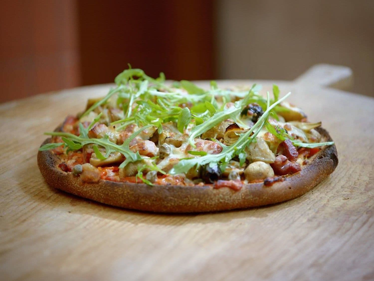Broodpizza met tomatentapenade, champignons en gekookte ham