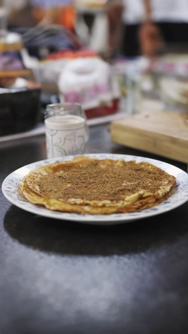 Pannenkoeken met een geurige kop chocolademelk