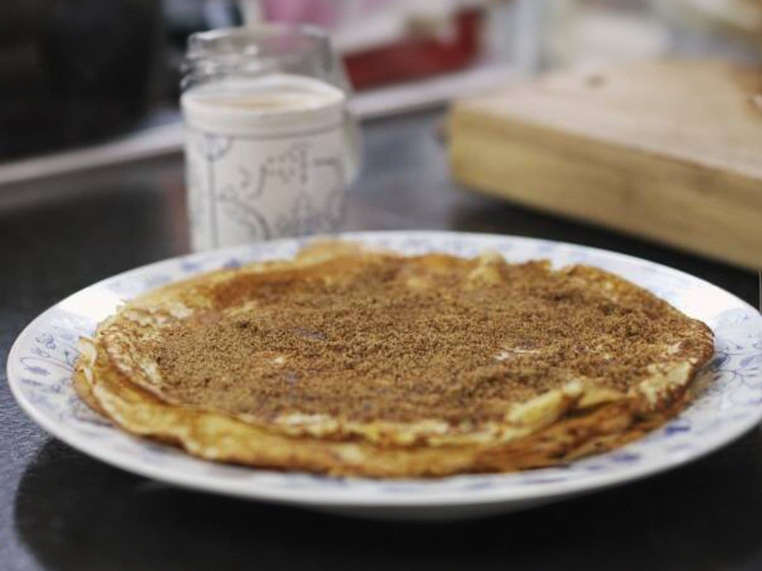 Pannenkoeken met een geurige kop chocolademelk