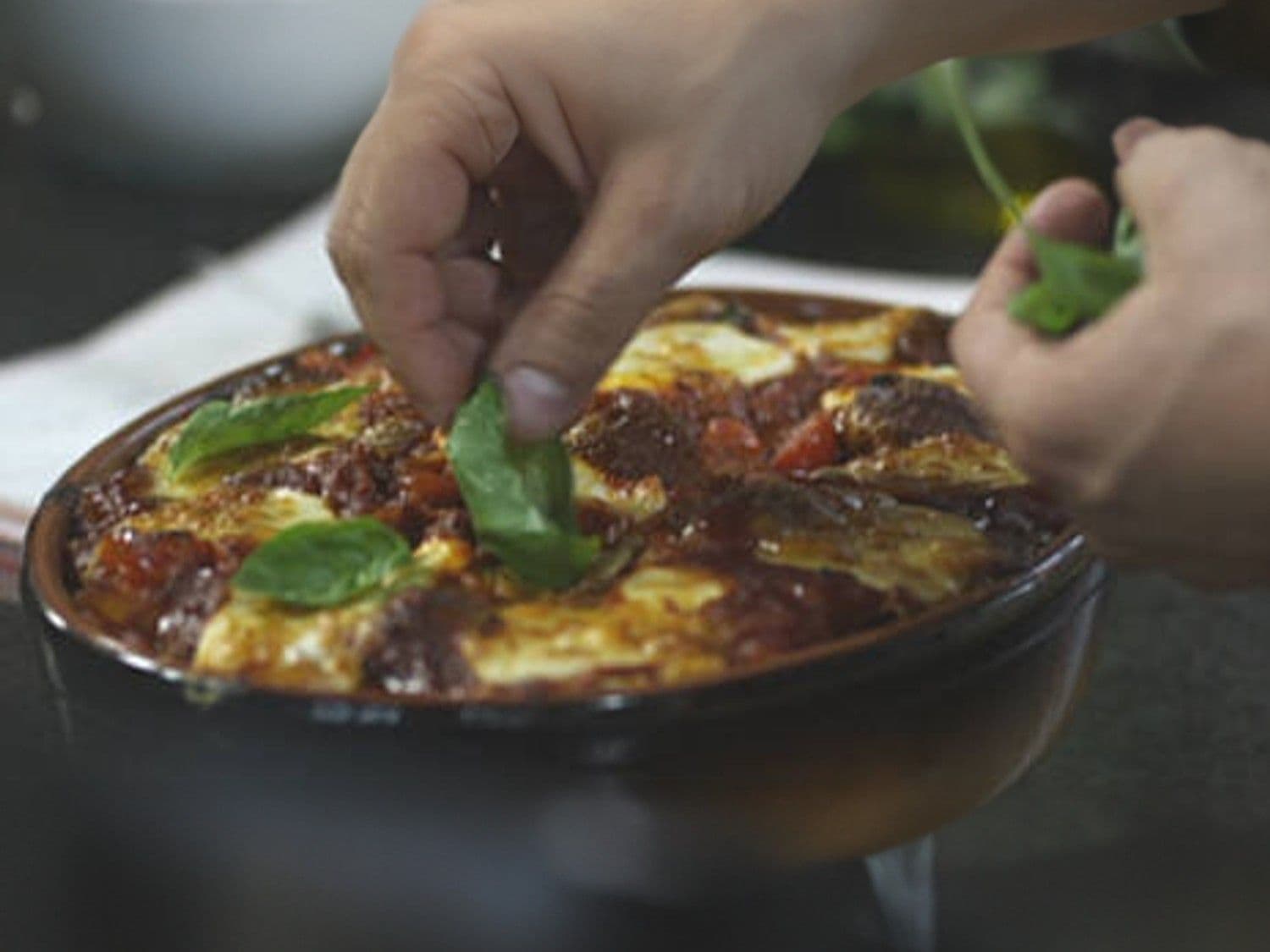 Penne al forno met gehaktballen en mozzarella