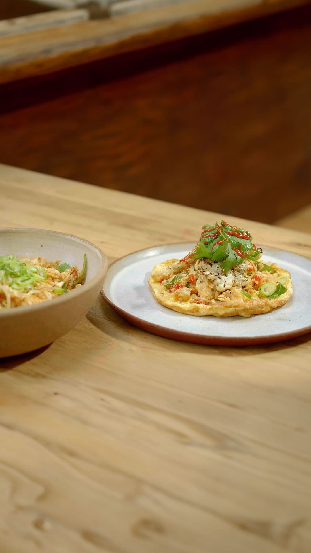 Nasi van gebakken bloemkoolrijst met omelet