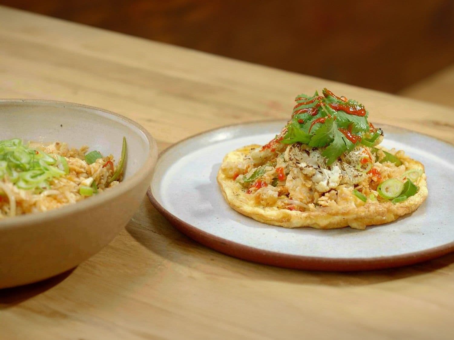 Nasi van gebakken bloemkoolrijst met omelet