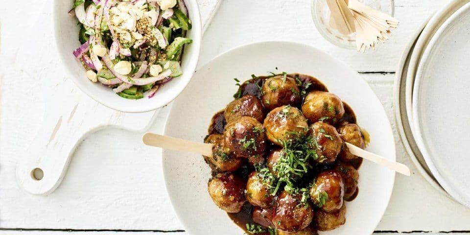Geglaceerde balletjes met Thaise komkommersalade