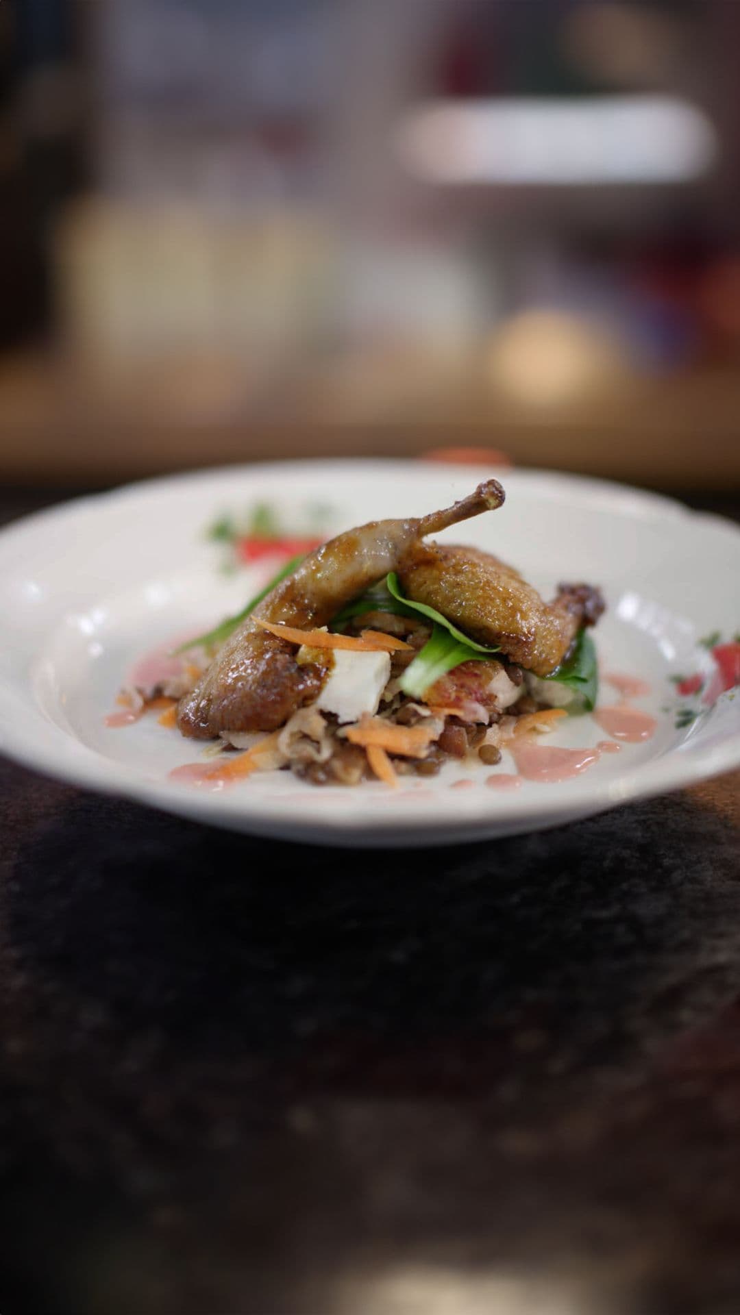 Kwartel met linzensalade en bloedsinaasappelvinaigrette