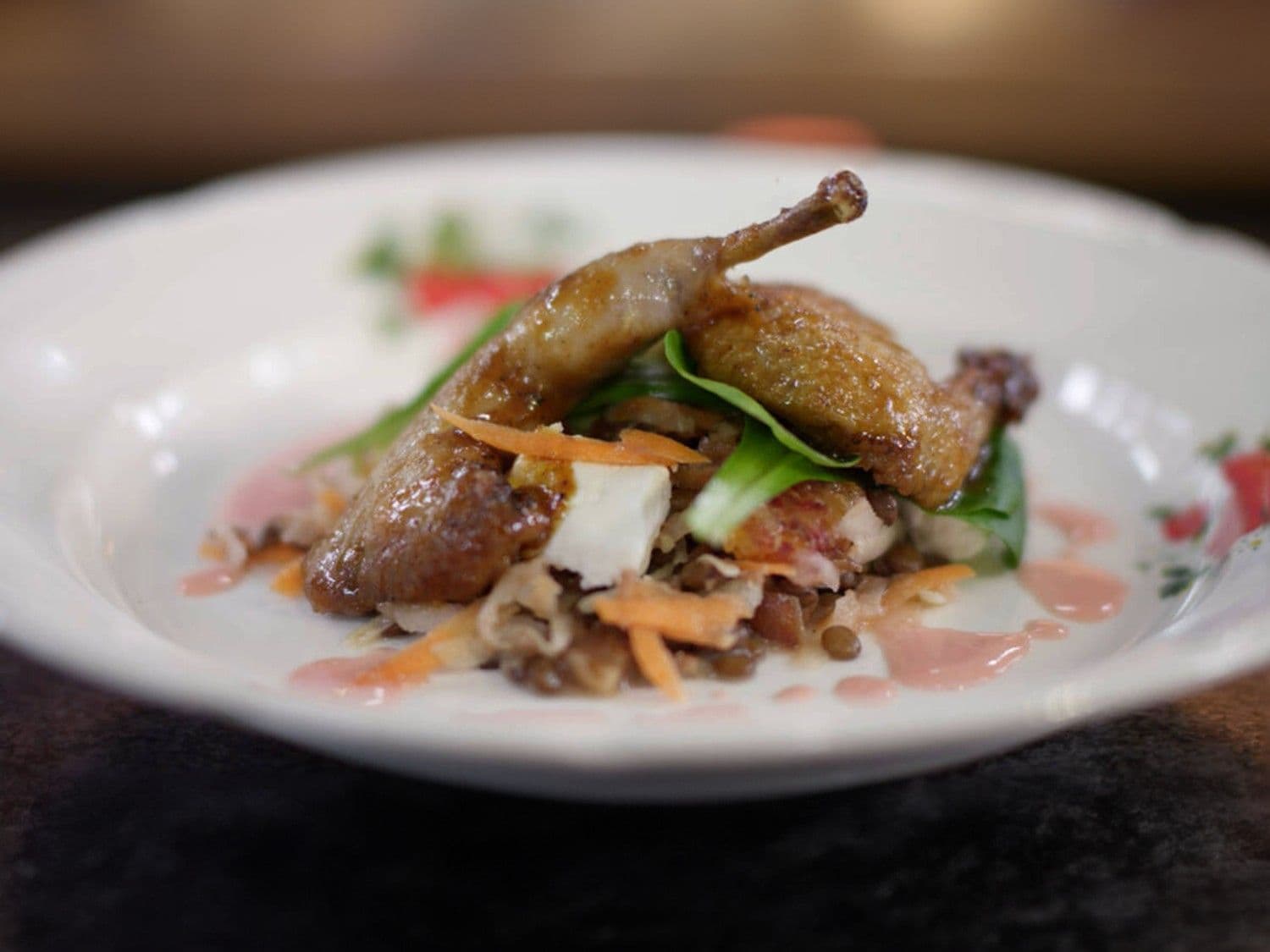 Kwartel met linzensalade en bloedsinaasappelvinaigrette
