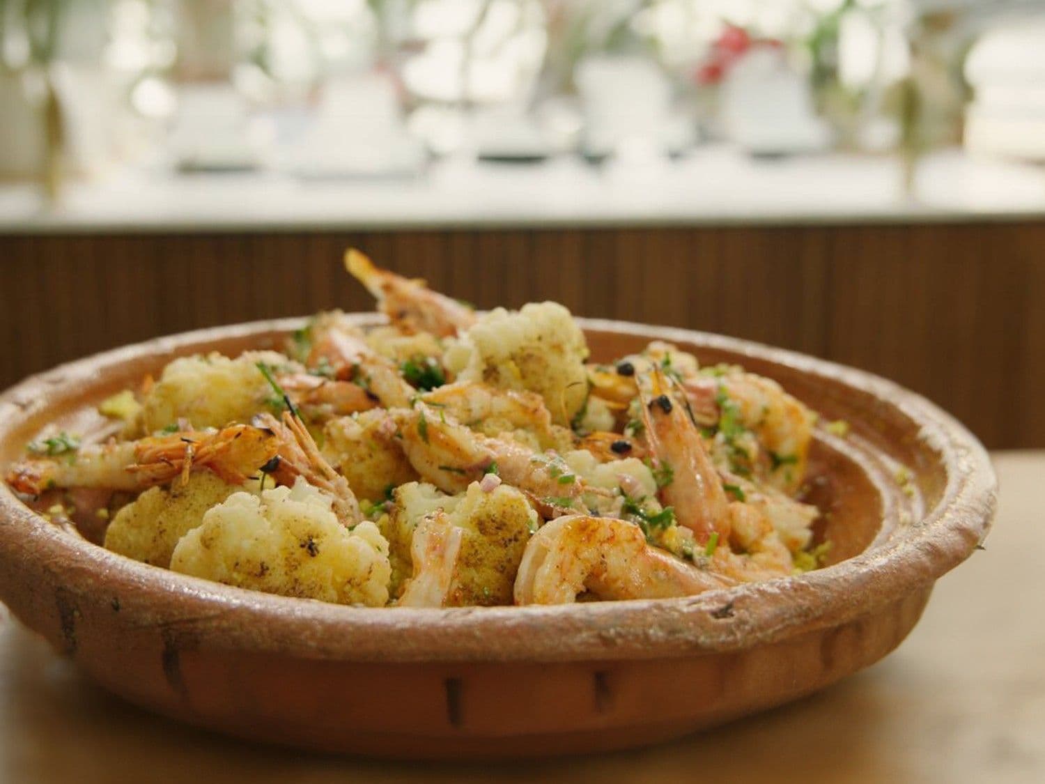 Gegrilde gamba's met limoen srirachaboter en bloemkool
