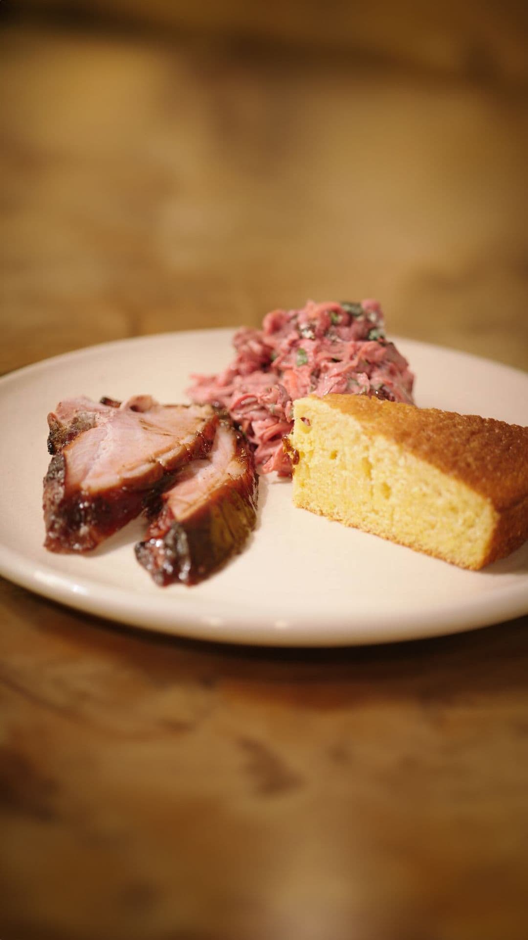 BBQ glazed ham met maïsbrood en coleslaw van rode biet