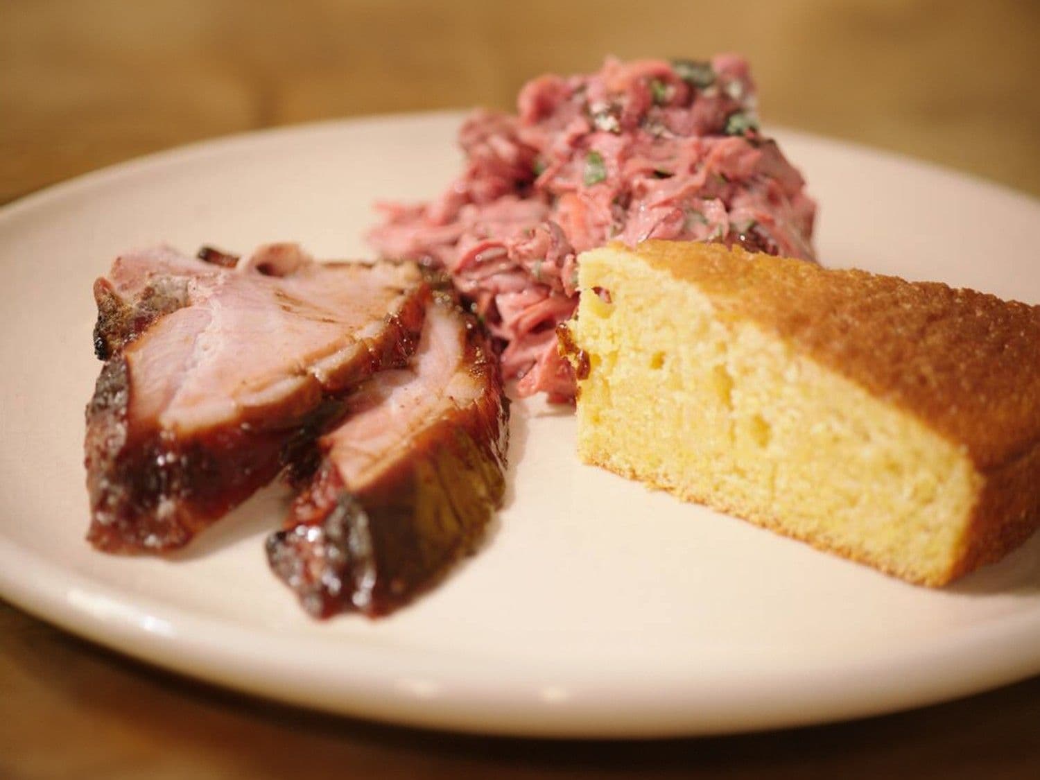 BBQ glazed ham met maïsbrood en coleslaw van rode biet