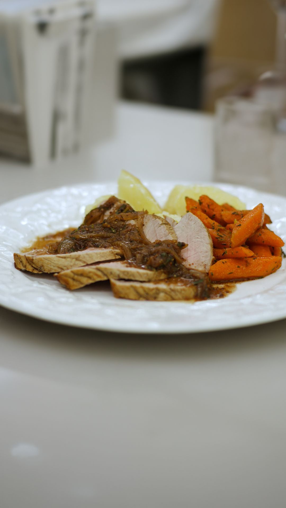 Kalfsgebraad met wortelen en saus met salie
