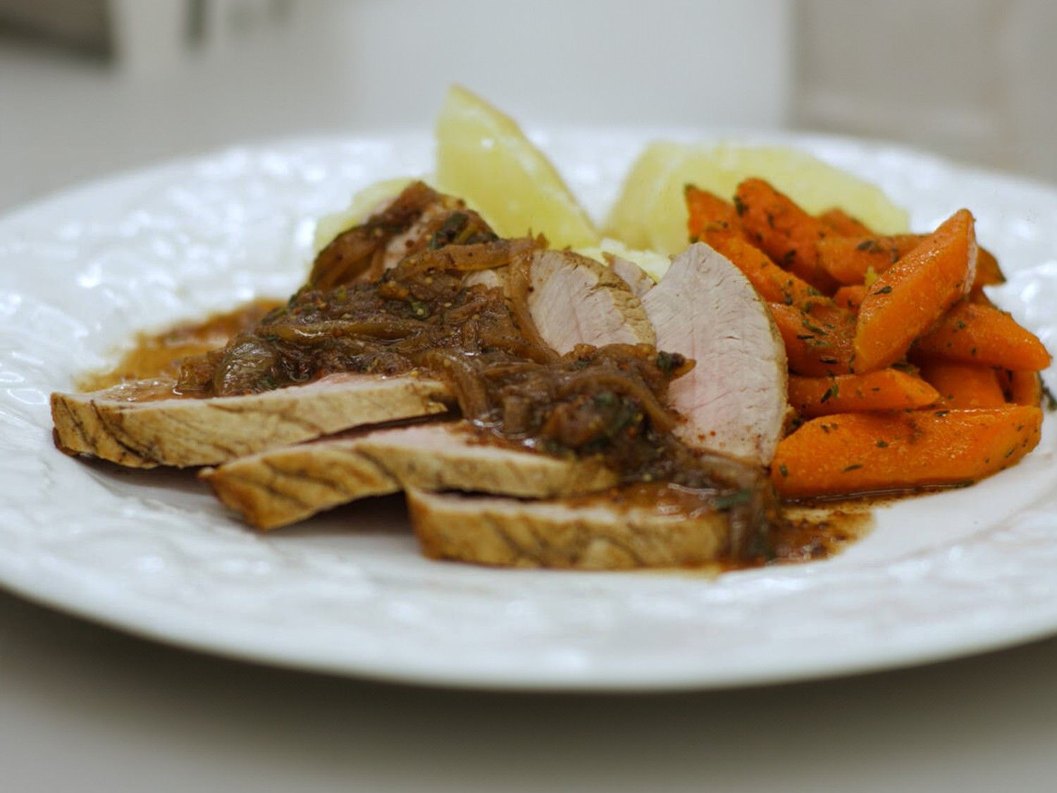 Kalfsgebraad met wortelen en saus met salie