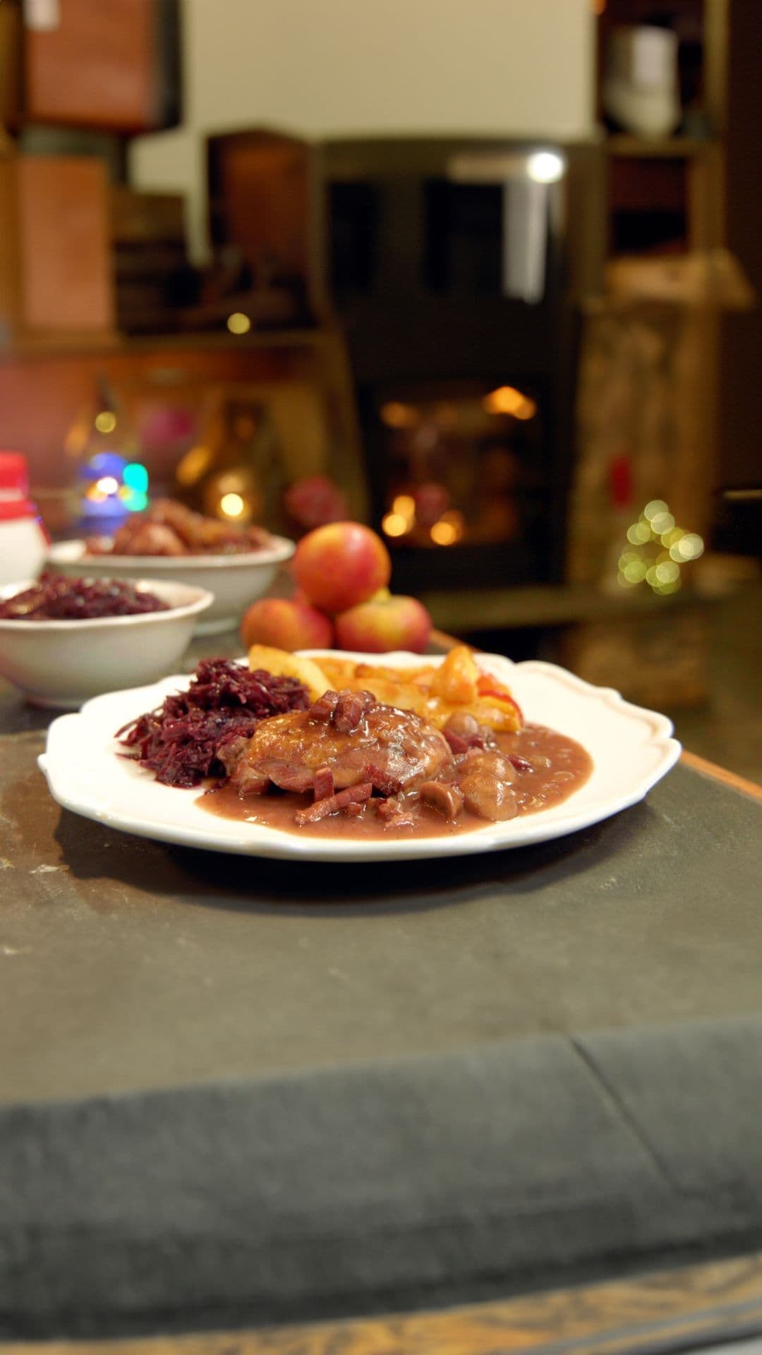 Parelhoen ‘au vin’ met rode kool en gebakken appelen