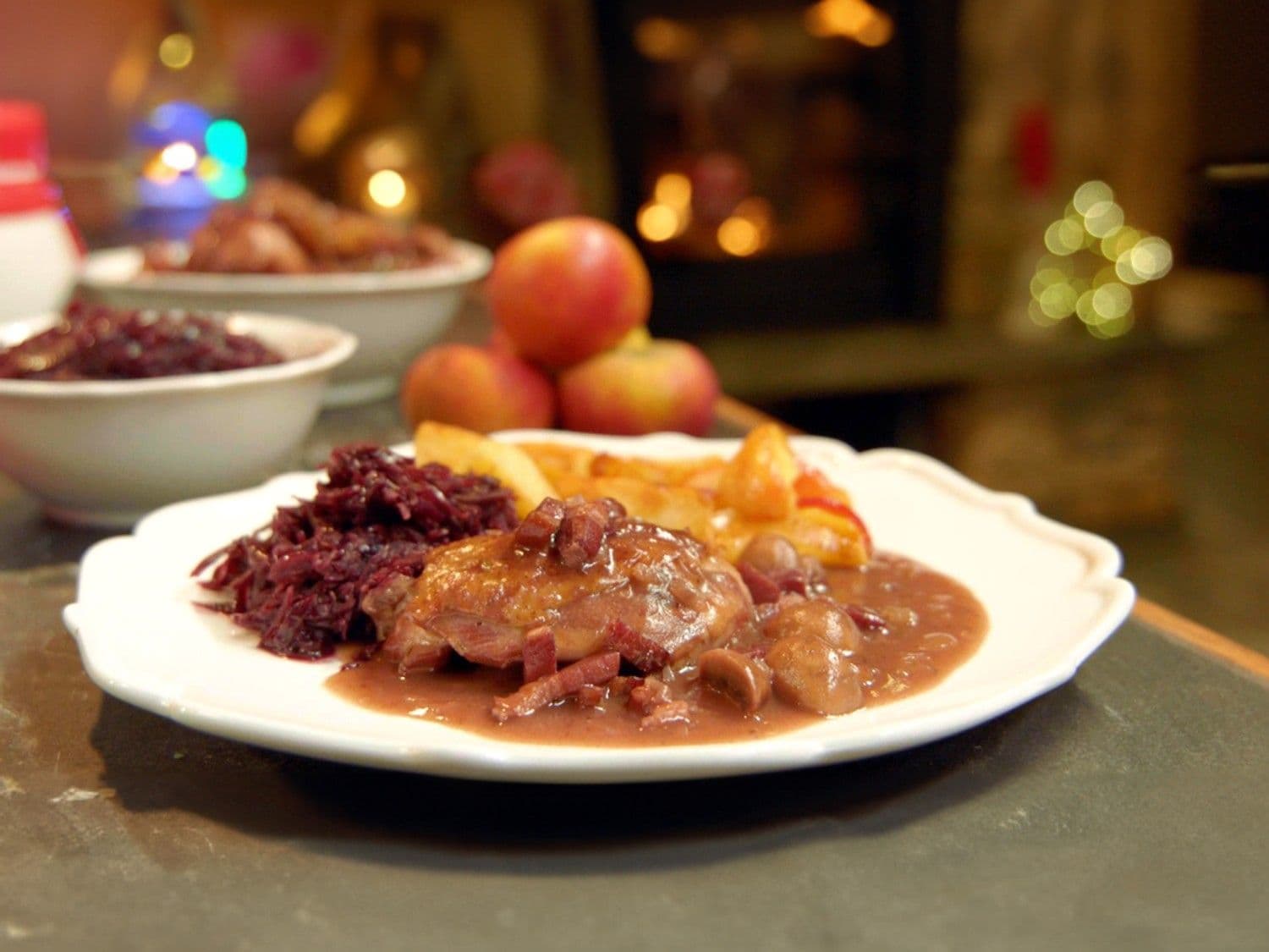 Parelhoen ‘au vin’ met rode kool en gebakken appelen