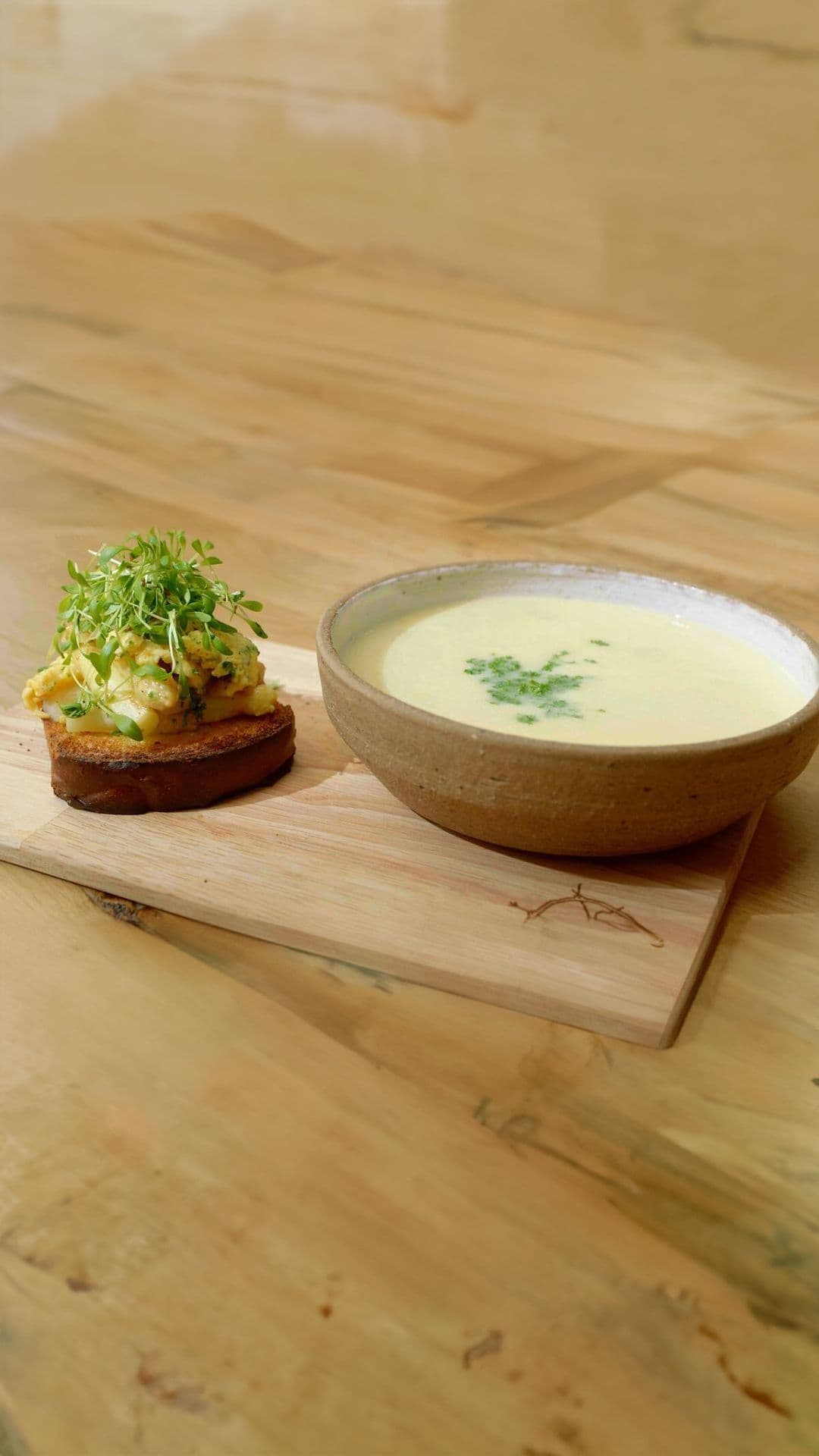 Aspergesoep en toast met gebakken asperges en roerei
