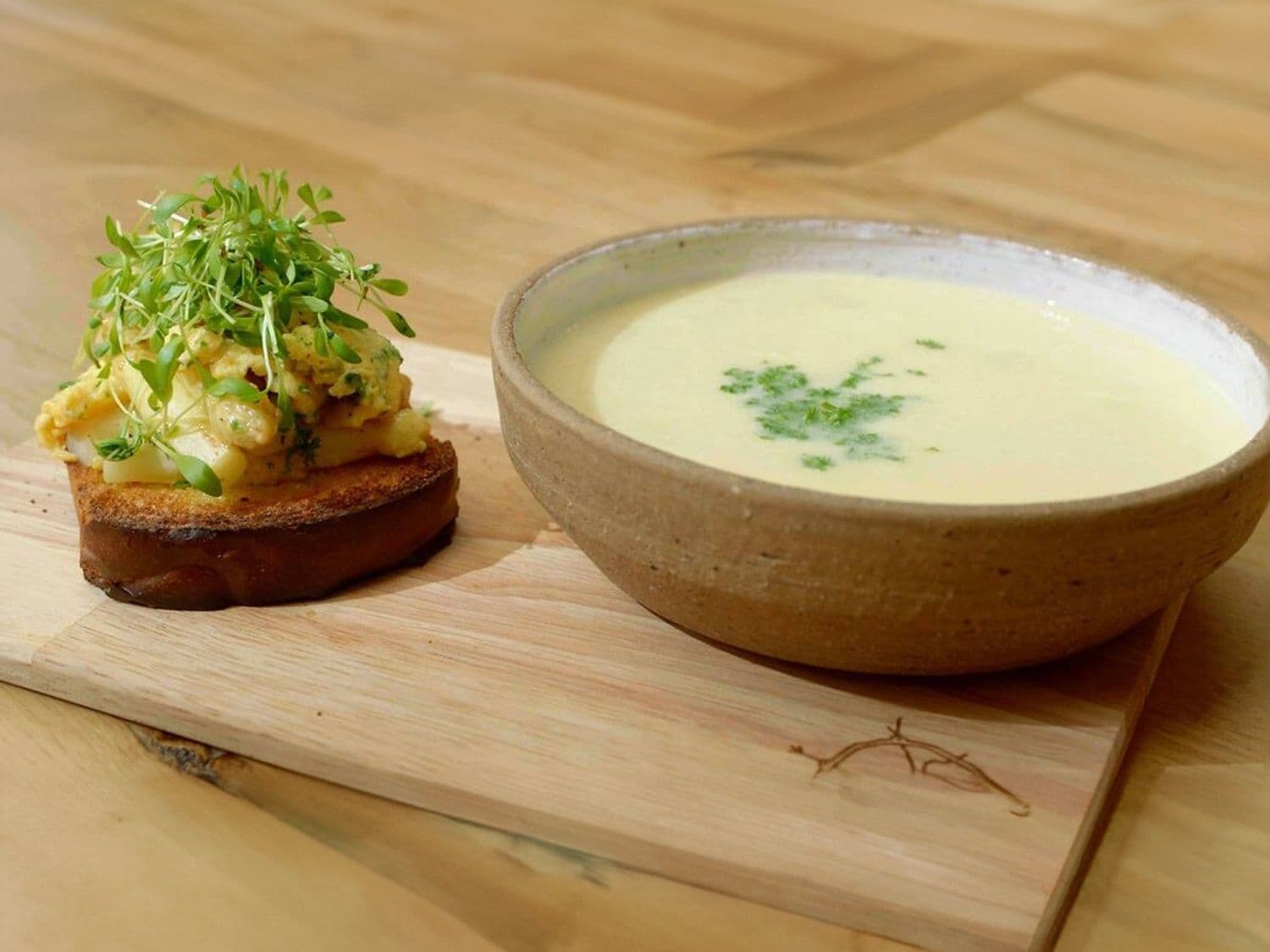 Aspergesoep en toast met gebakken asperges en roerei