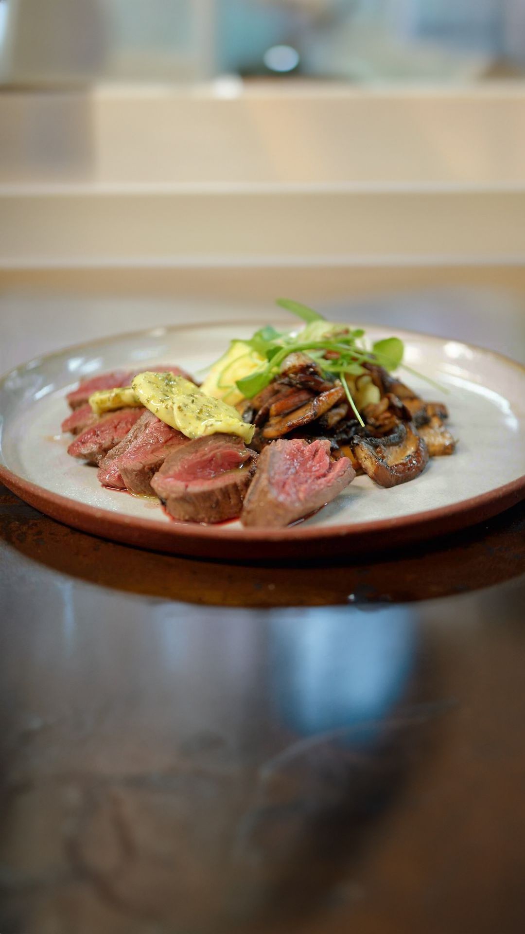 Onglet met gebakken portobello, lookmousseline en citroenboter