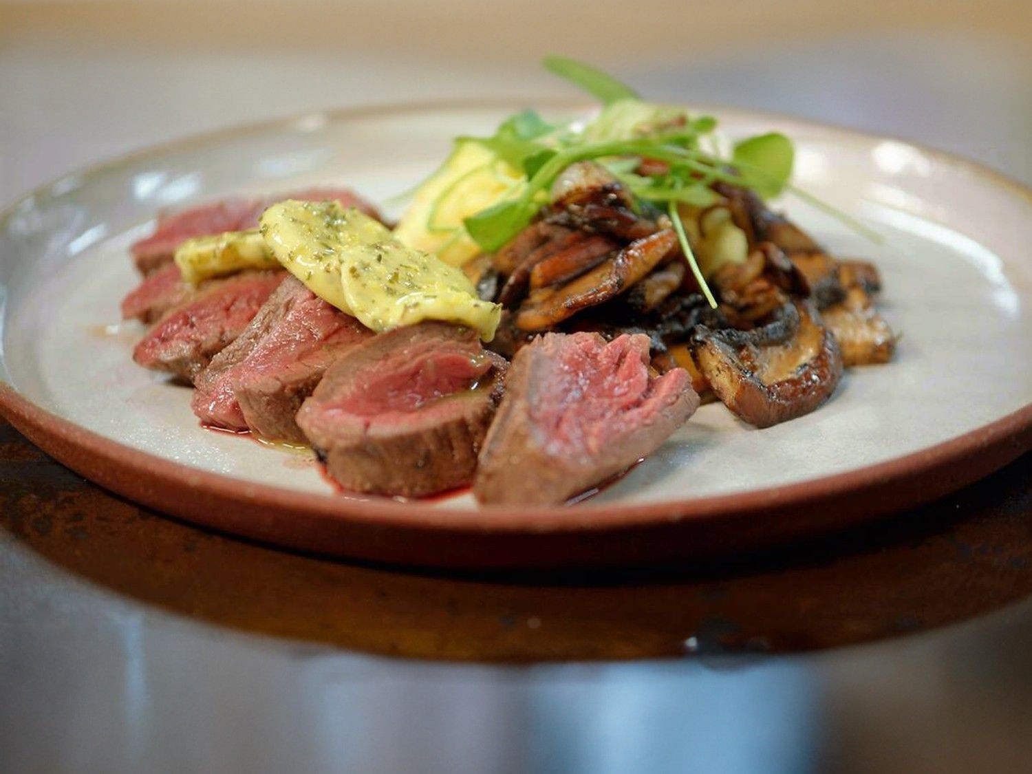 Onglet met gebakken portobello, lookmousseline en citroenboter