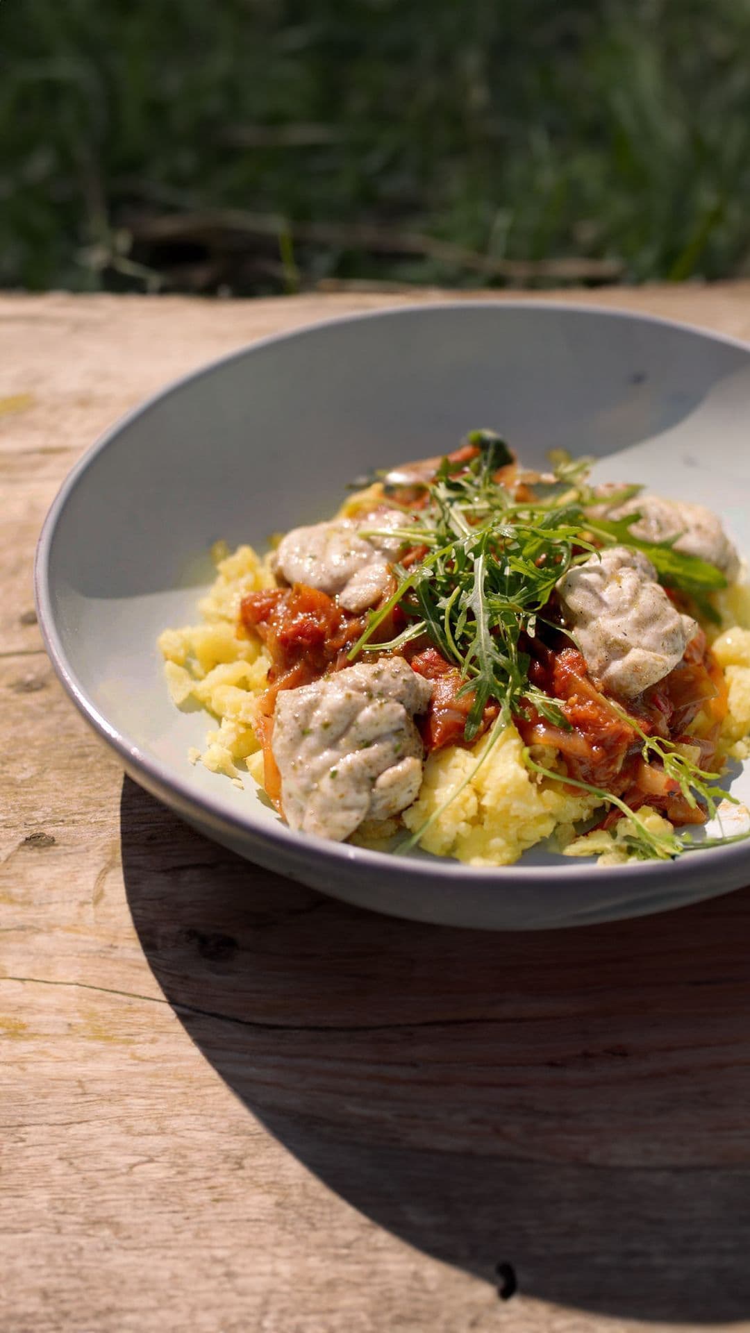 Gegrilde zeeduivel met tomatenchutney en geplette aardappelen