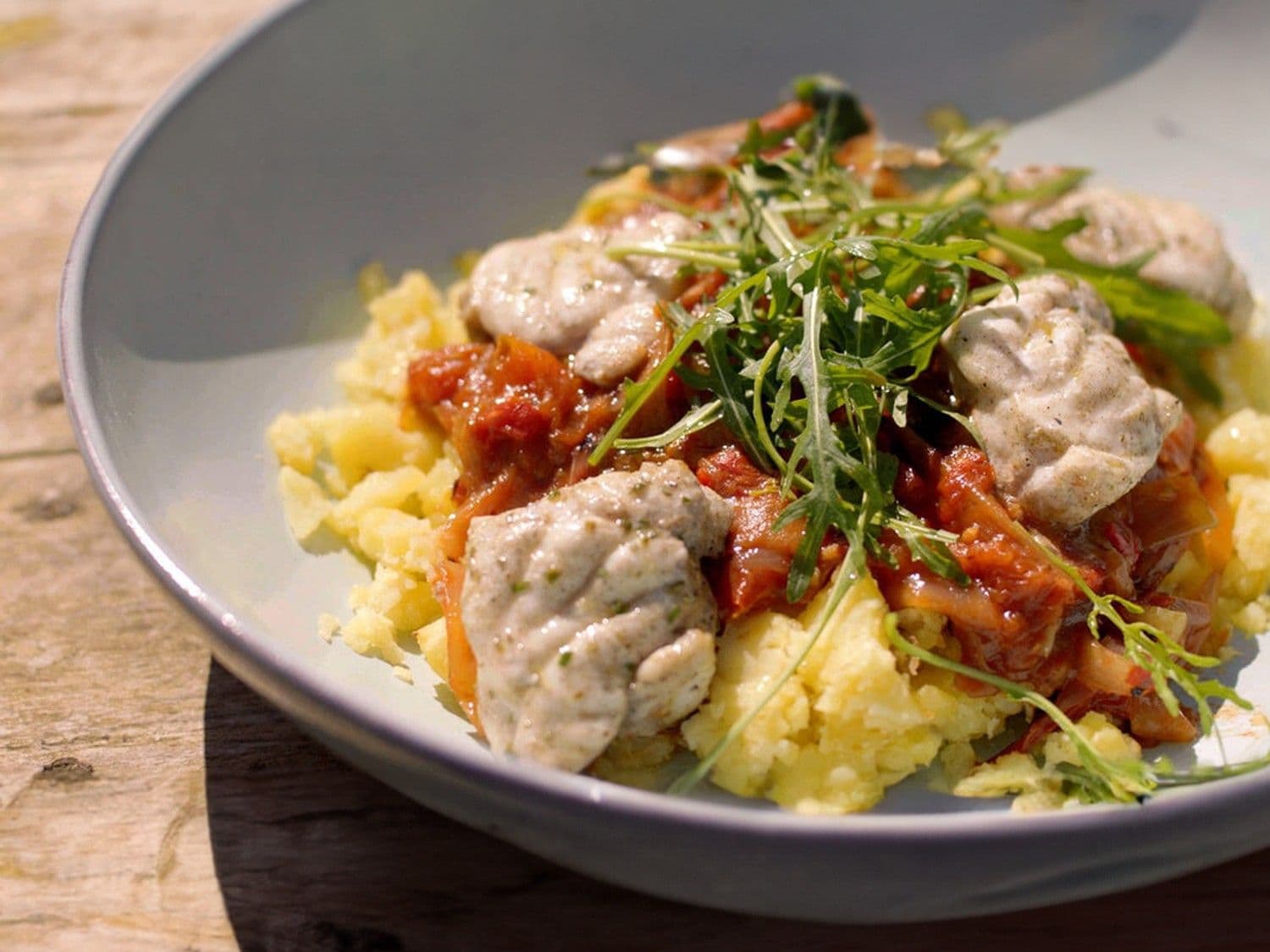 Gegrilde zeeduivel met tomatenchutney en geplette aardappelen