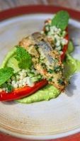 Gevulde puntpaprika met fregola sarda, avocadocrème en sardientjes (thumbnail)