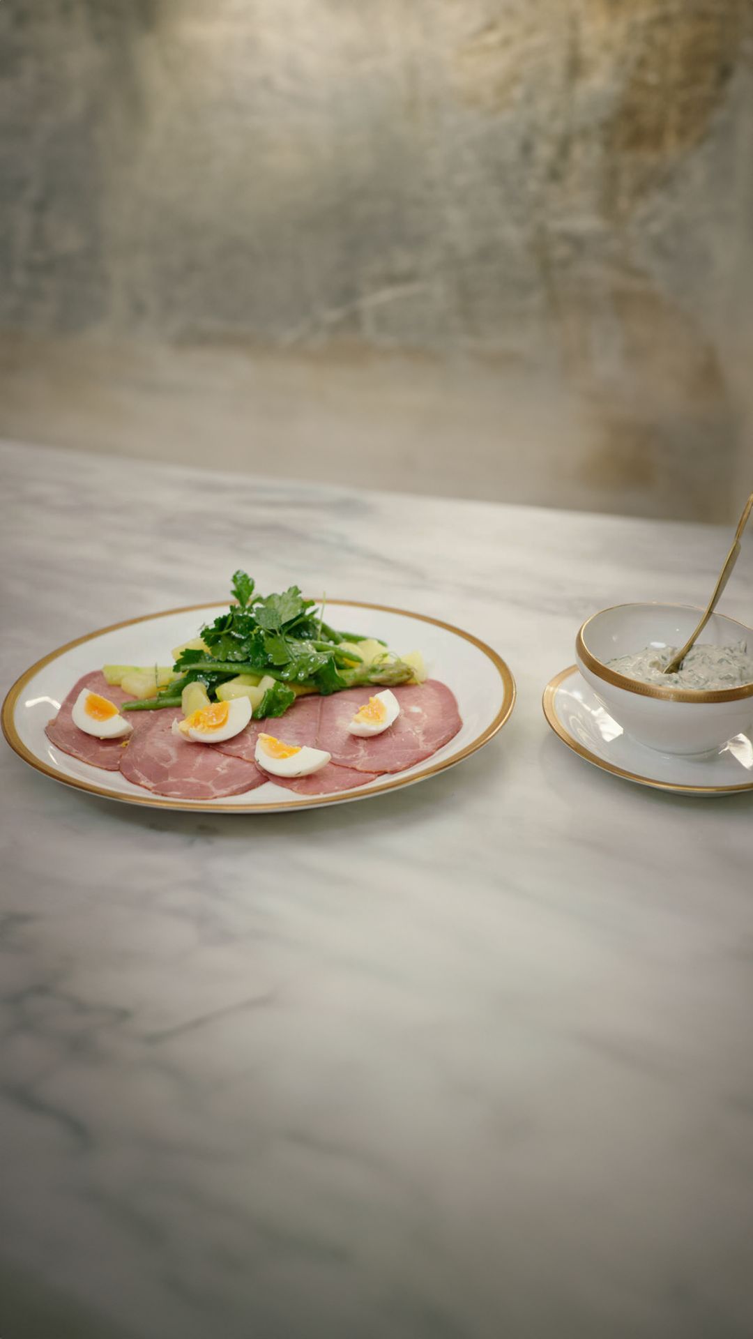 Carpaccio van ossentong met remouladesaus en groene salade