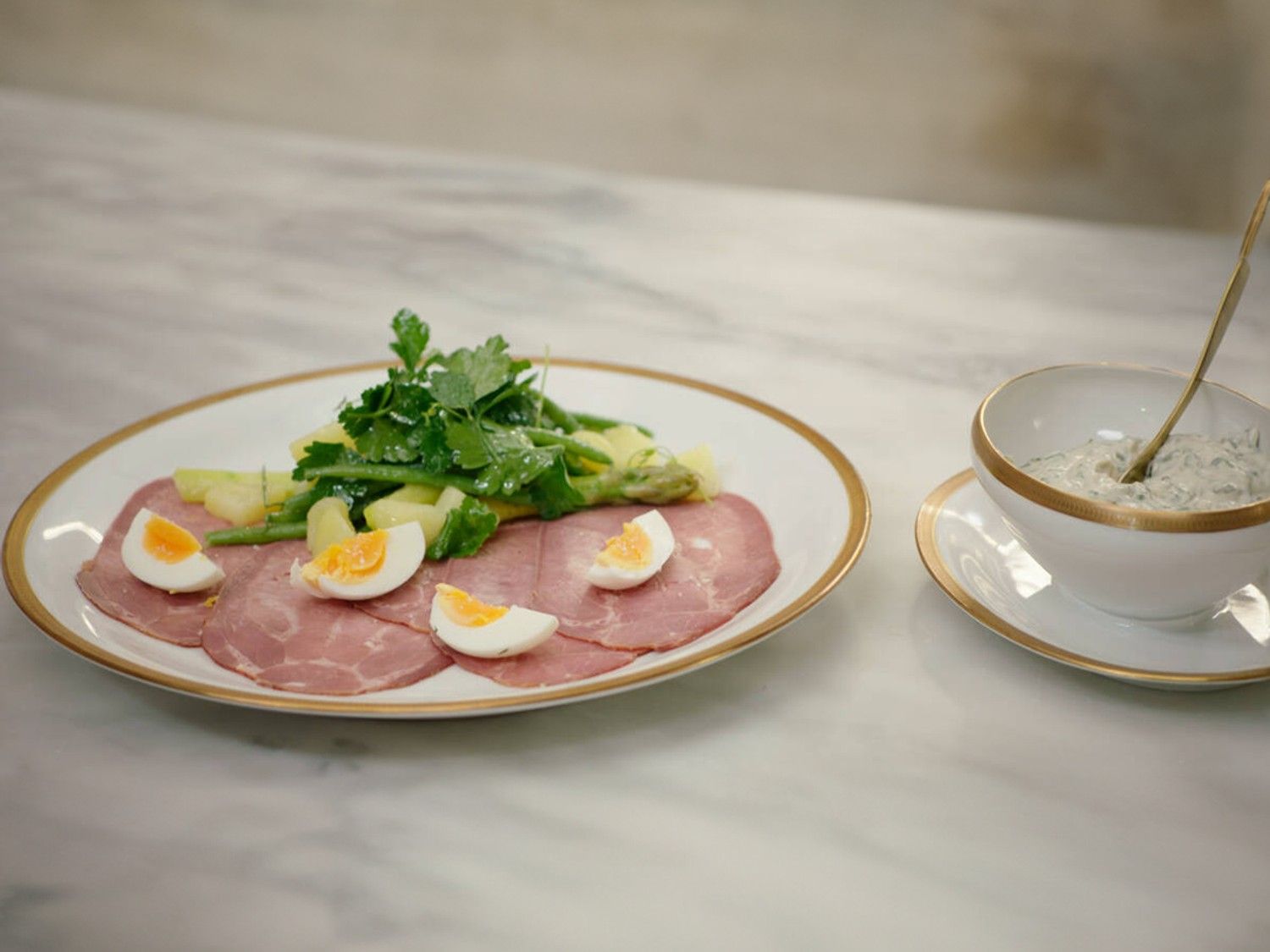 Carpaccio van ossentong met remouladesaus en groene salade