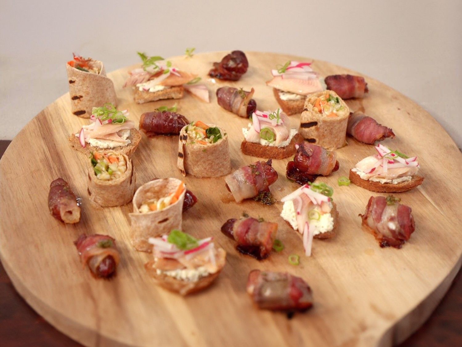 Thaise wrap, toast met gerookte forel en dadels met spek