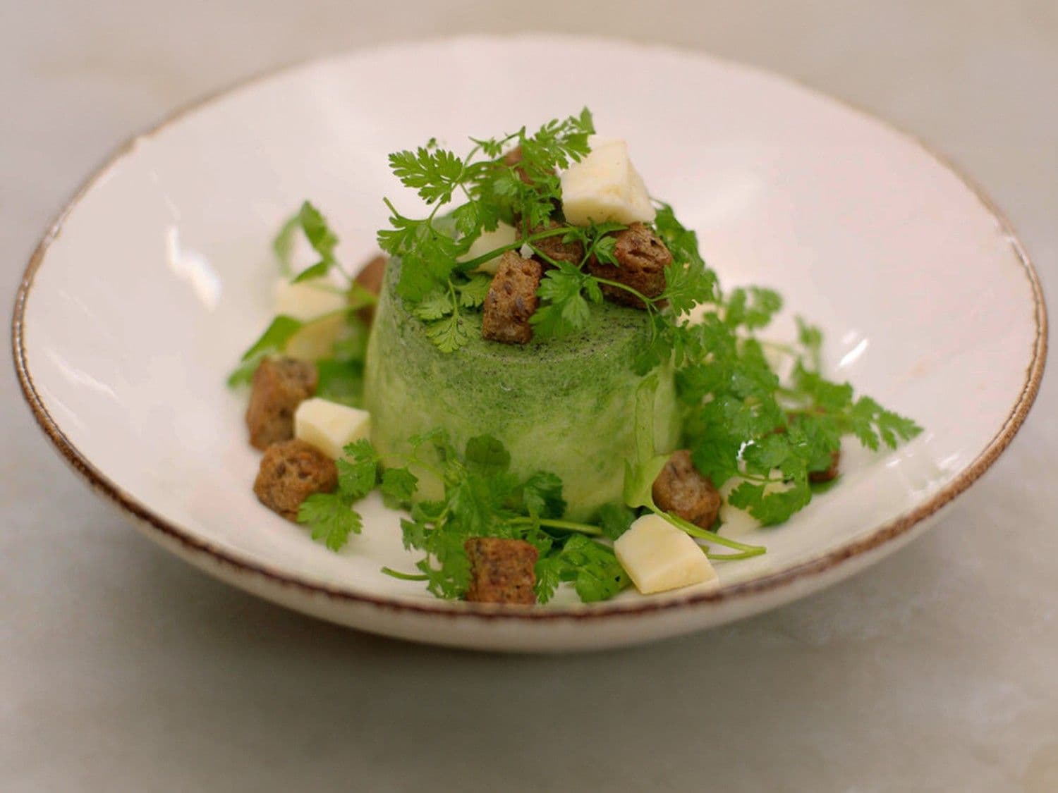 Flan van spinazie met kaas en croutons