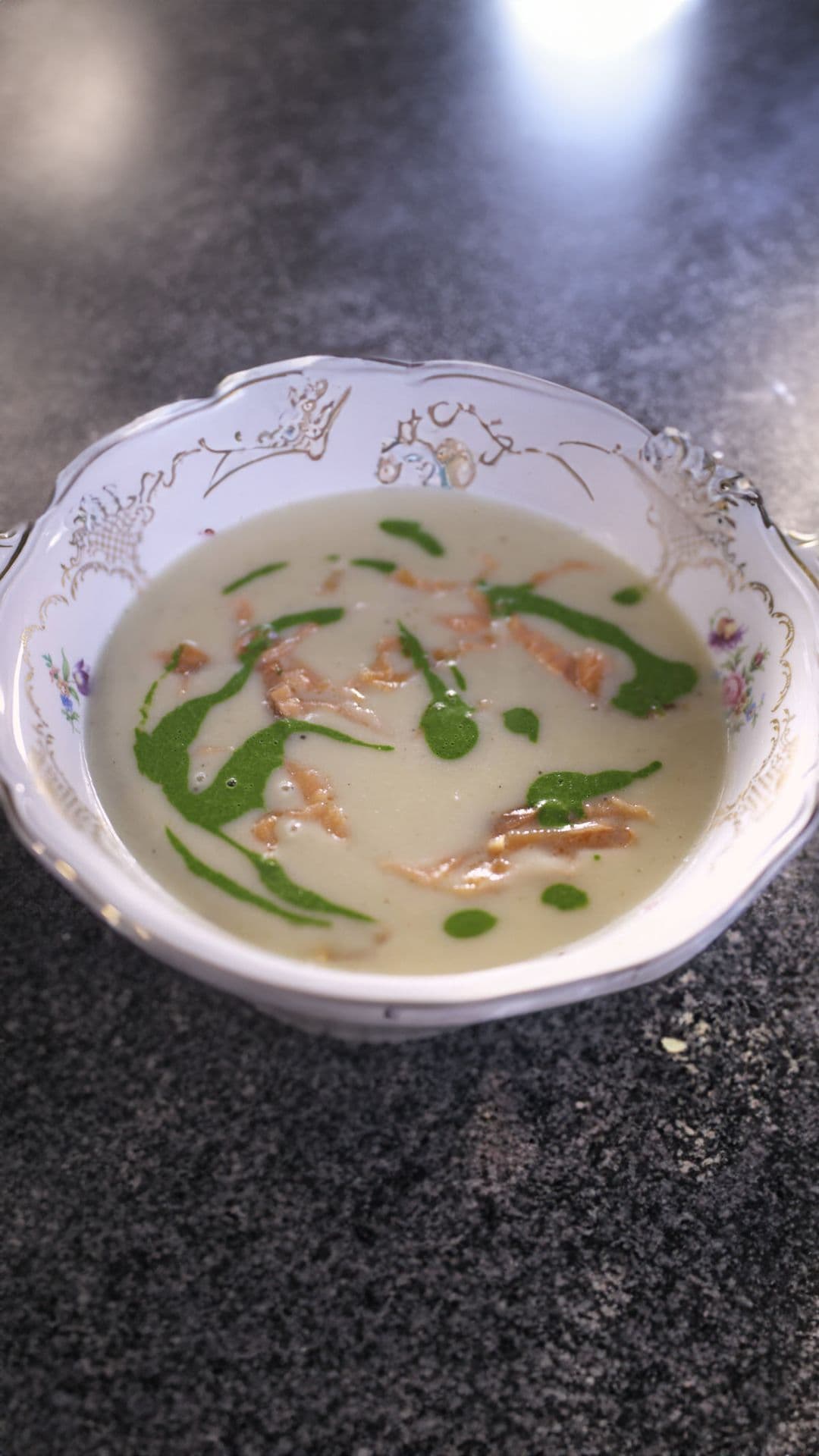 Aardappelsoep met gerookte zalm en peterseliecoulis