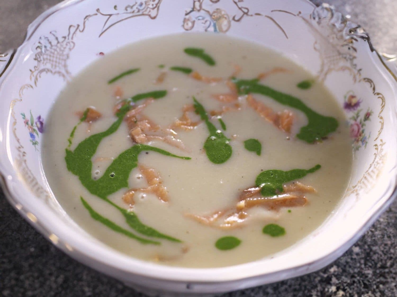 Aardappelsoep met gerookte zalm en peterseliecoulis