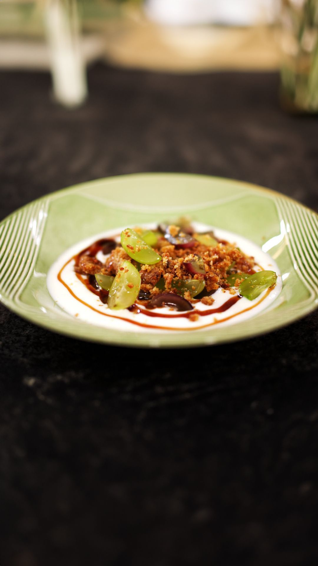 Yoghurt met karamel van druiven en crumble met peperkoek