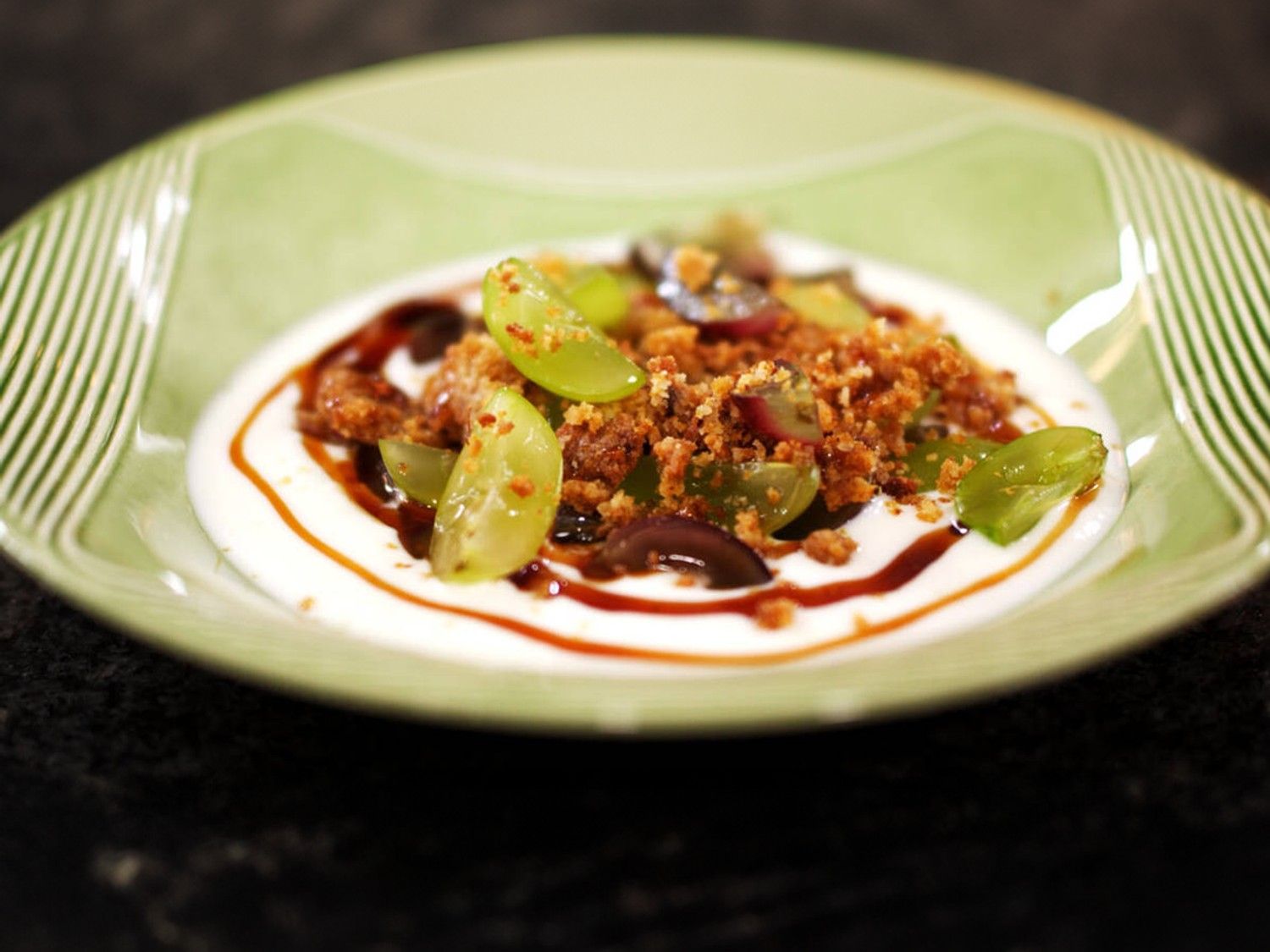 Yoghurt met karamel van druiven en crumble met peperkoek