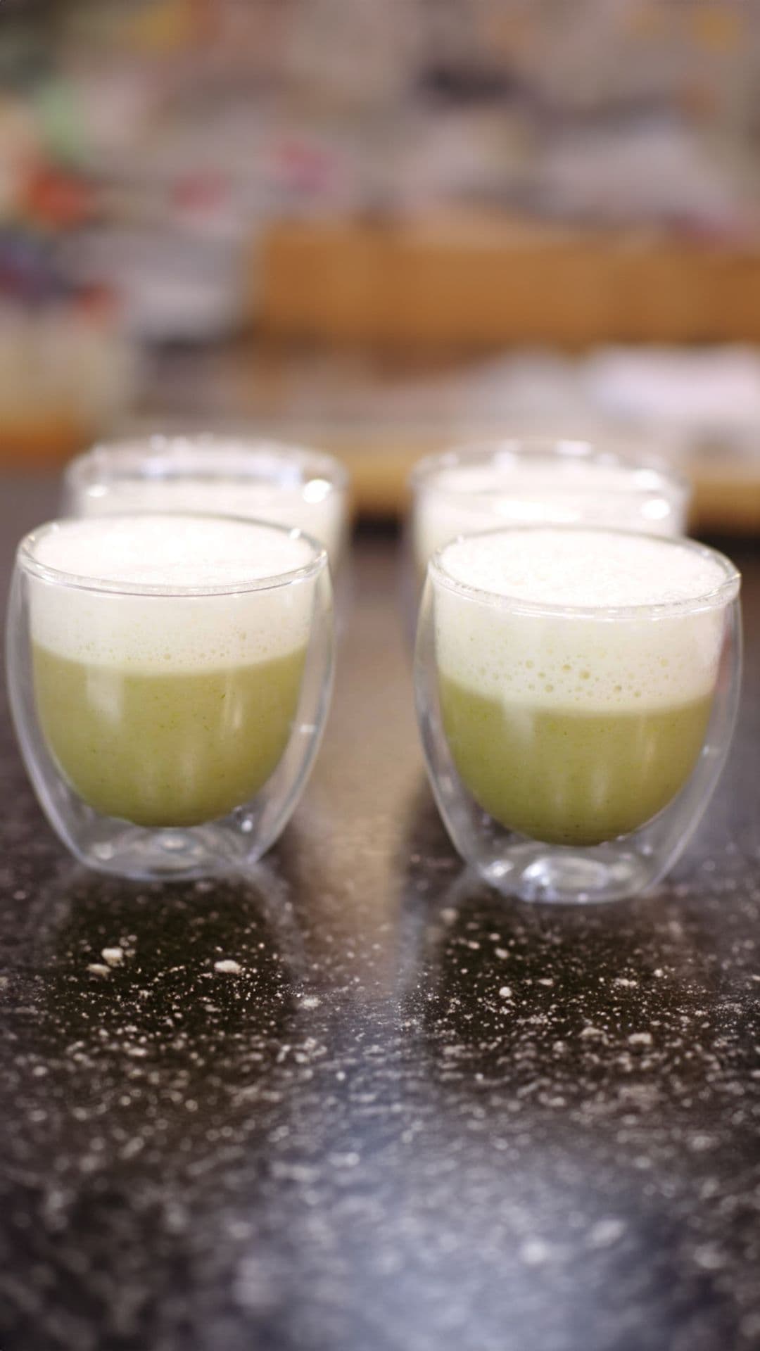 Cappuccino van prei, schelpjes en limoenblad
