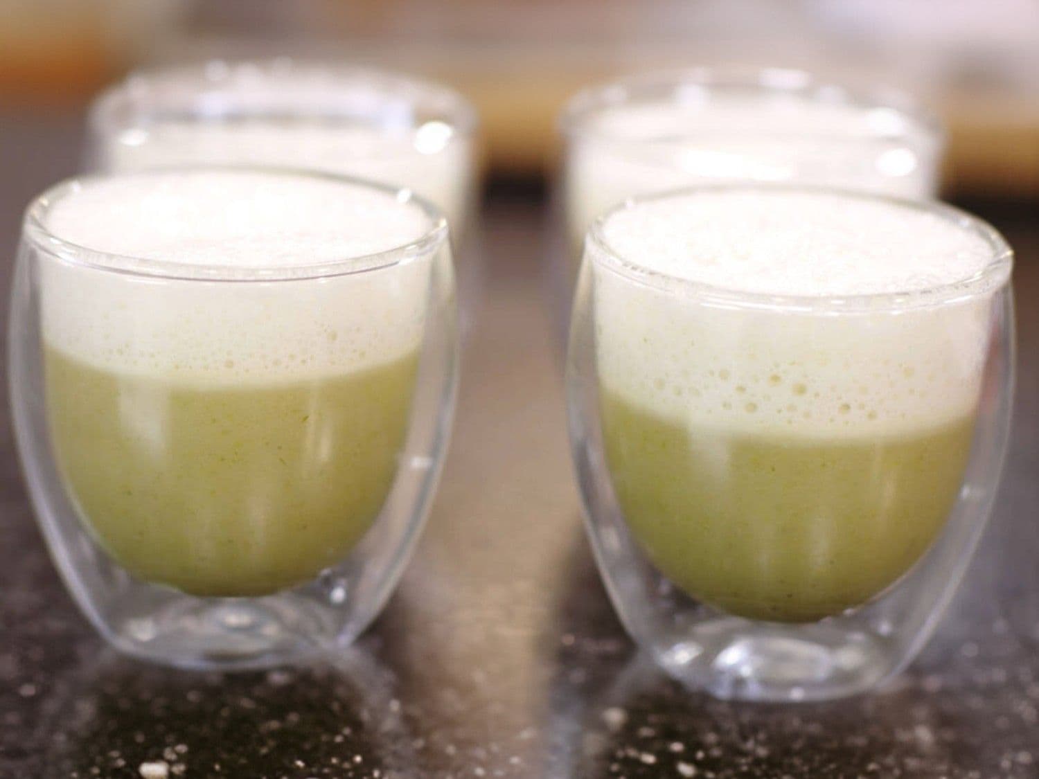 Cappuccino van prei, schelpjes en limoenblad